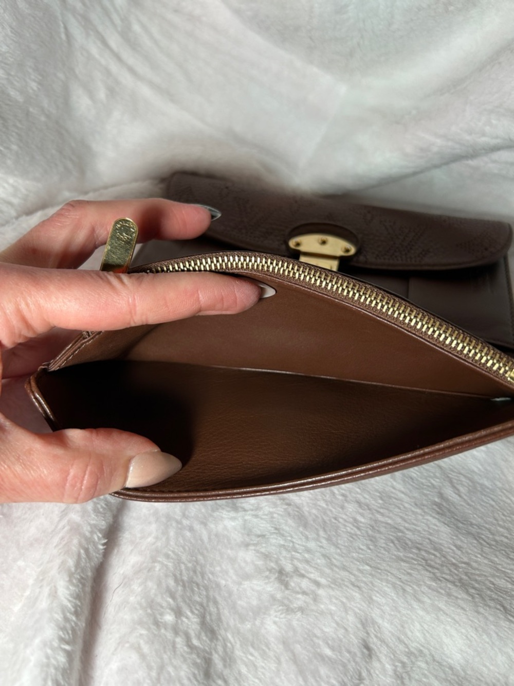 402. Louis Vuitton Mahina Amelia wallet in Acajou brown leather - Picture 9 of 13